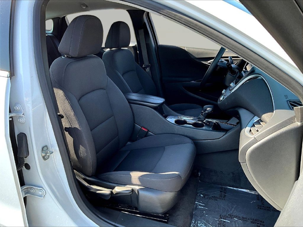 Used 2024 White Chevrolet LT image 33