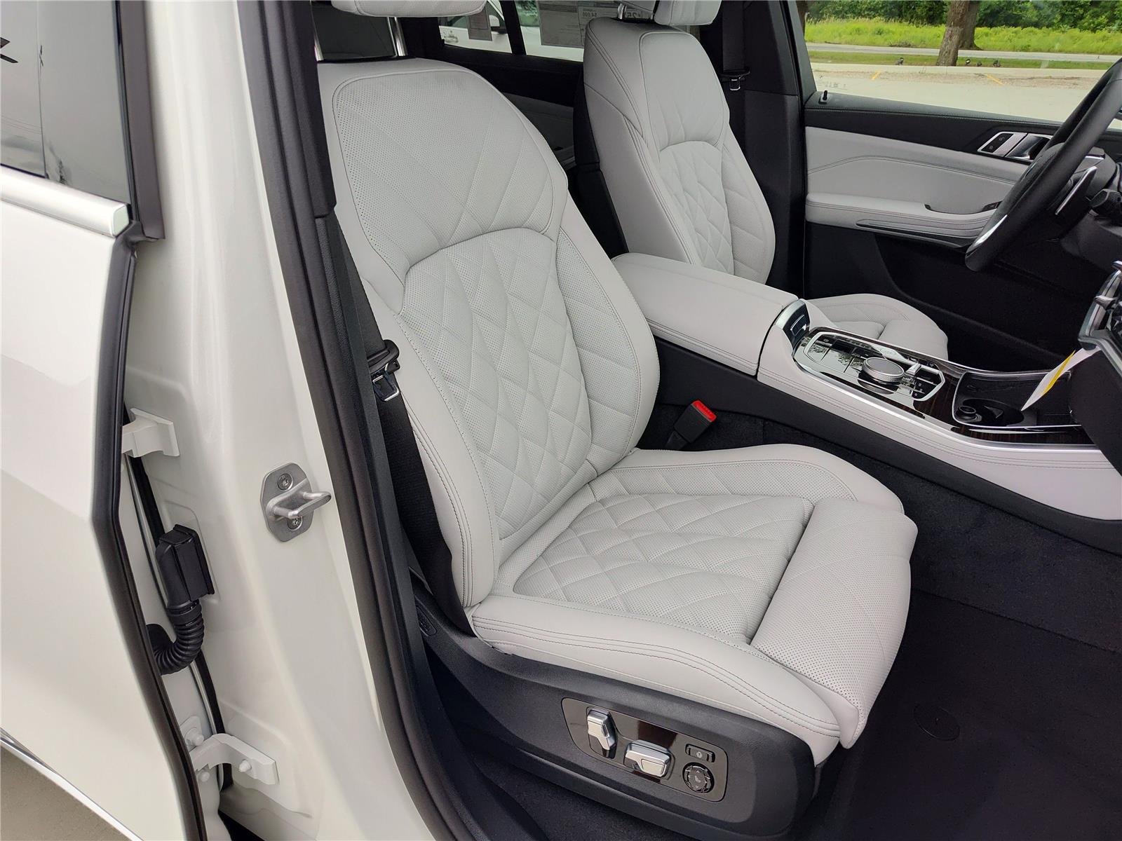 New 2026 Alpine White BMW sDrive40i image 13