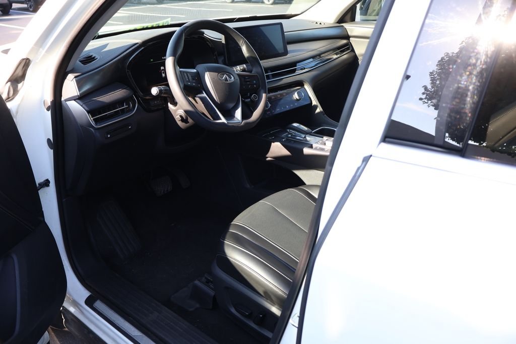 Used 2024 White INFINITI LUXE image 7