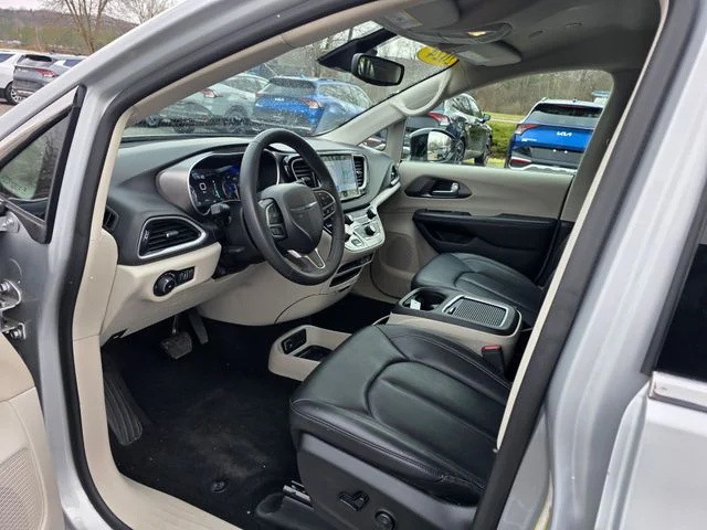Used 2024 Silver Mist Clearcoat Chrysler Touring L image 15