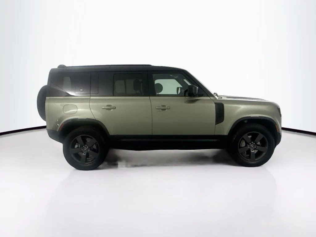 Used 2023 Green Land Rover X-Dynamic SE image 4