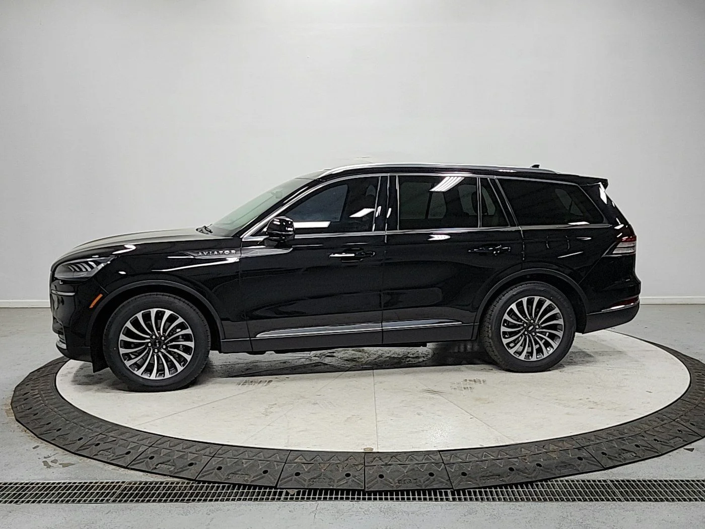 Used 2023 Black Metallic Lincoln Reserve image 4