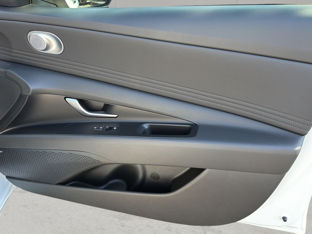 2025 Hyundai Elantra Limited - Photo 38