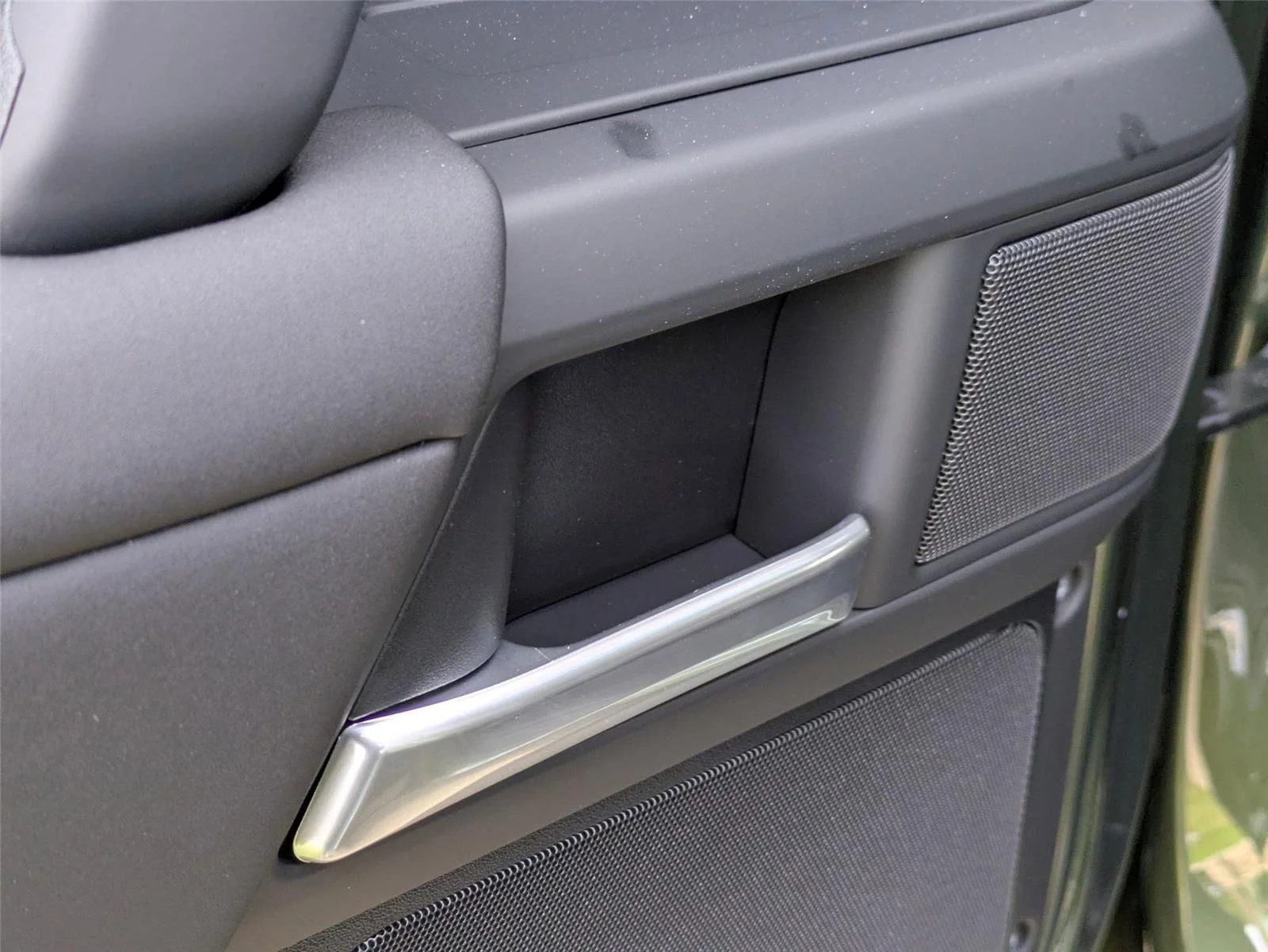 Used 2026 Woolstone Green Metallic Land Rover X-Dynamic SE image 28
