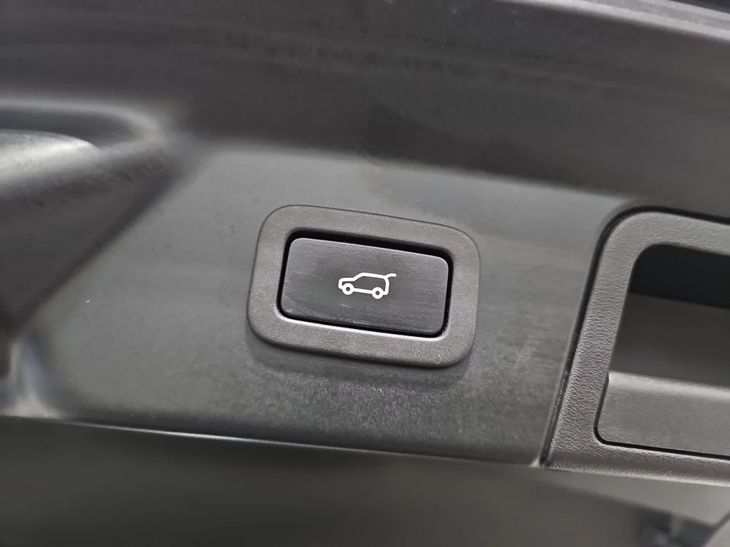 Used 2018 White Land Rover S image 16