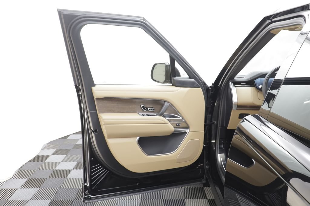 New 2026 Santorini Black LAND ROVER SE LWB 7-Seats / V8 image 6
