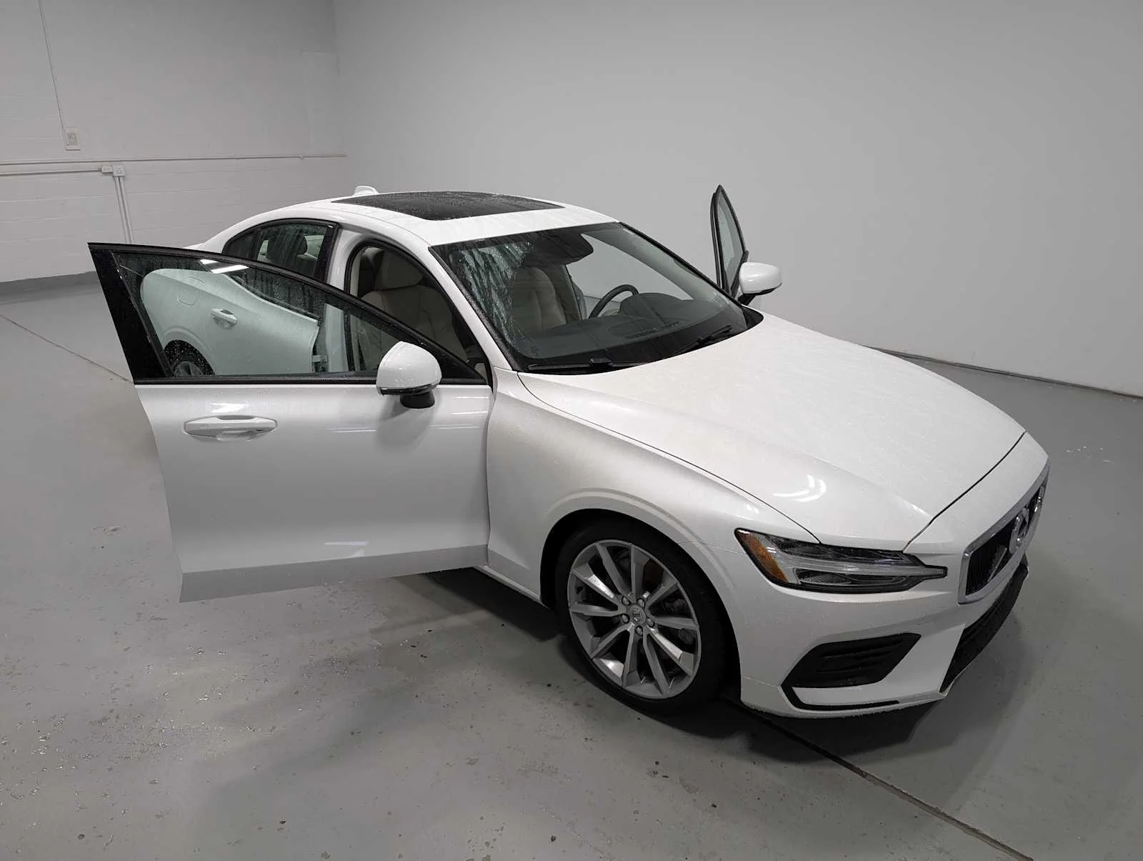 Used 2020  Volvo Momentum image 16