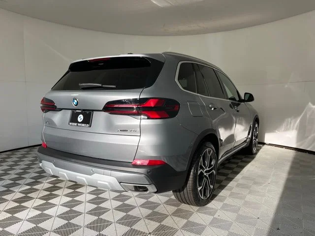 Used 2026 Skyscraper Grey Metallic BMW xDrive40i image 7