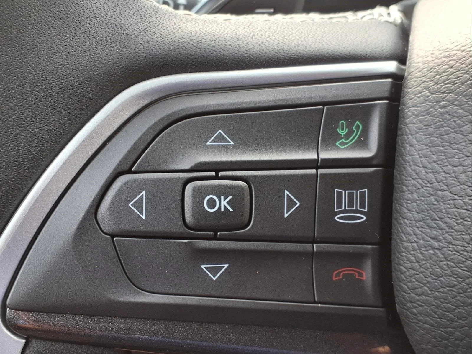 Used 2023 Diamond Black Crystal Pearlcoat Jeep Altitude image 16