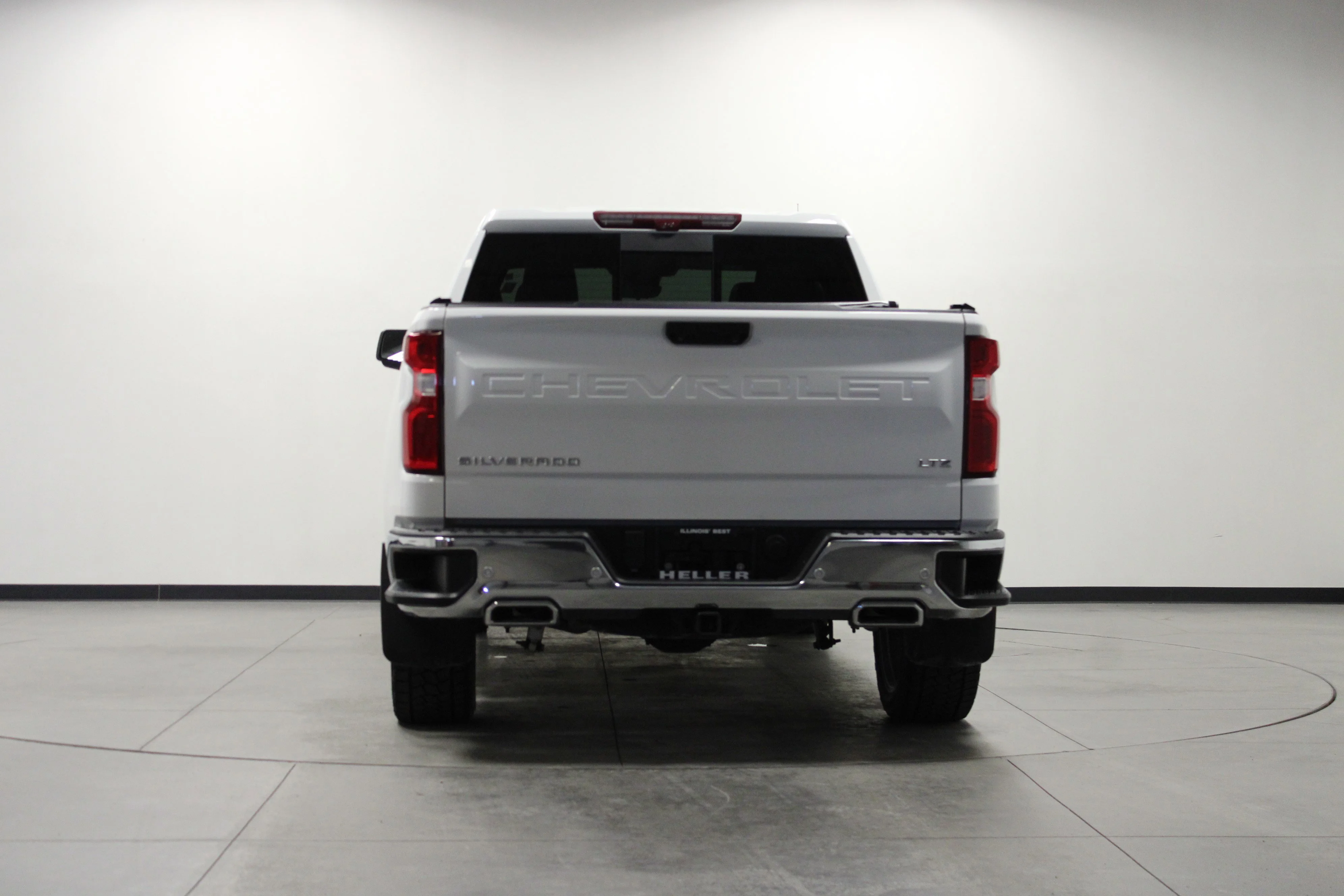 Used 2022 Summit White Chevrolet LTZ image 5