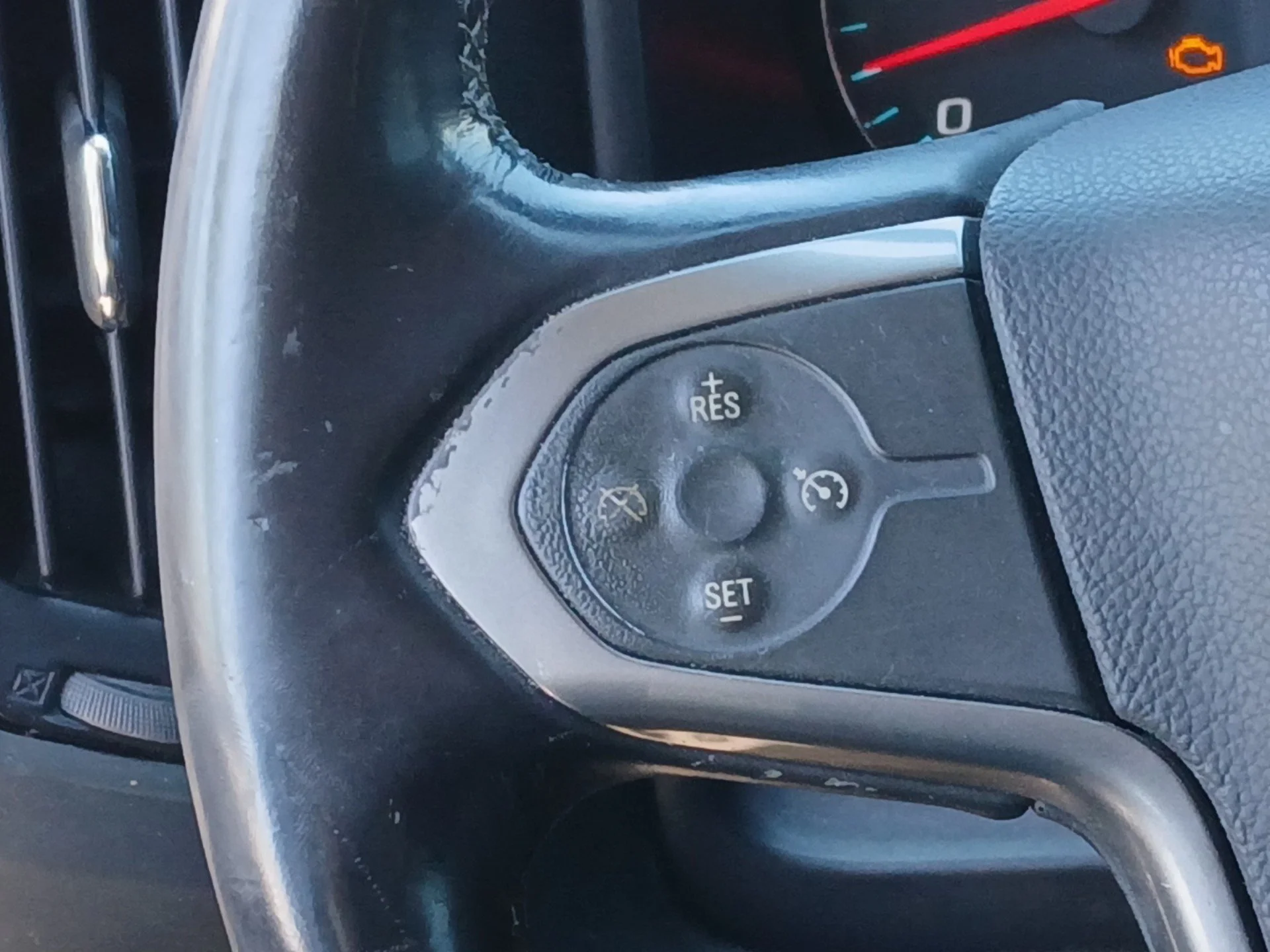 Used 2014 Silver Ice Metallic Chevrolet LT image 9