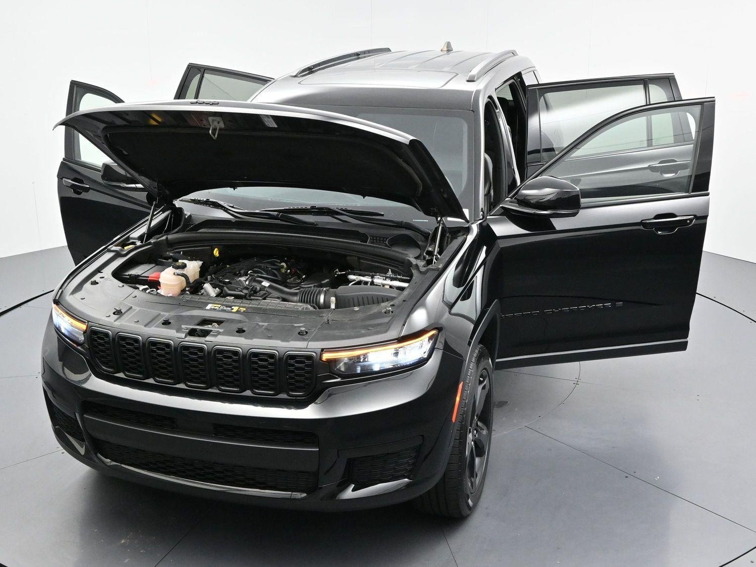 Used 2023 Diamond Black Crystal Pearlcoat Jeep Altitude image 39