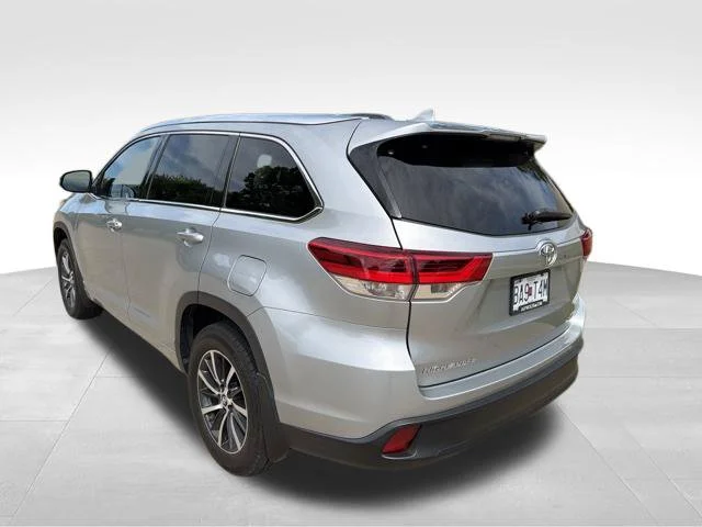 Used 2017 Silver Toyota XLE image 6