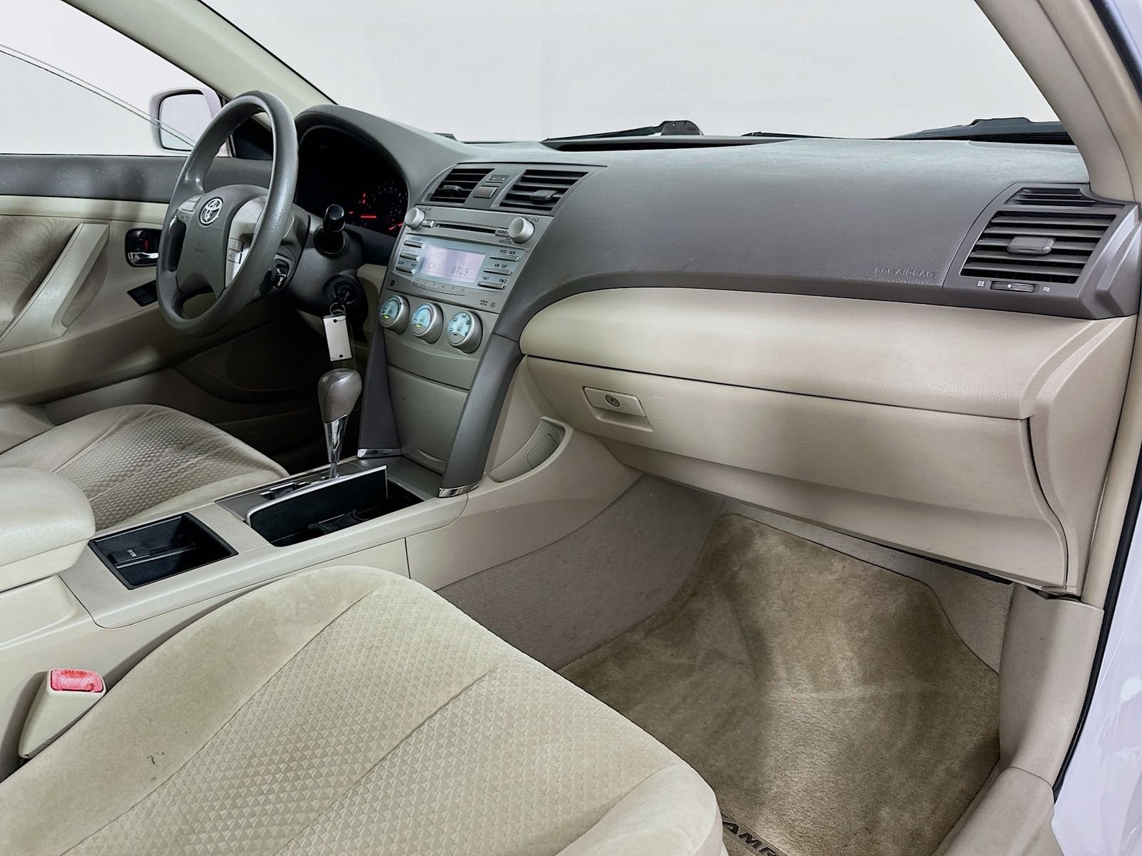 Used 2009 Super White Toyota LE image 25