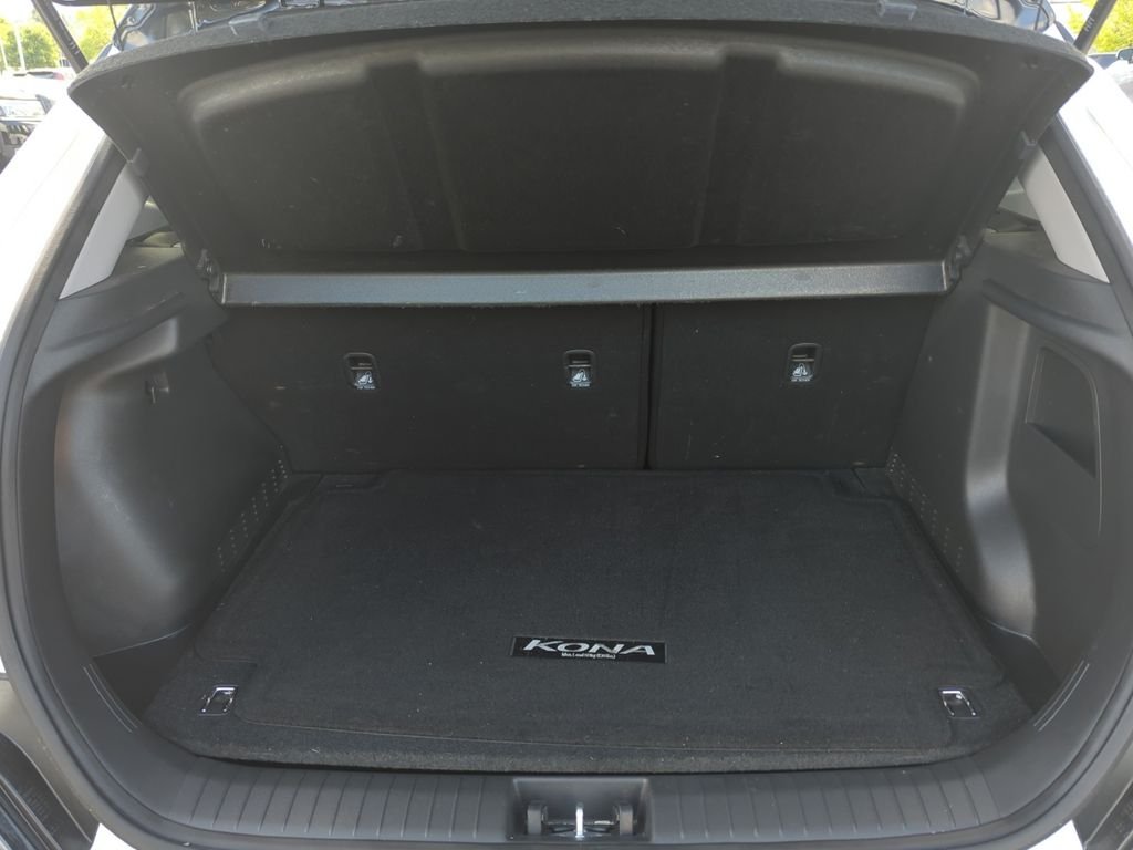 Used 2023 White Hyundai SE image 25