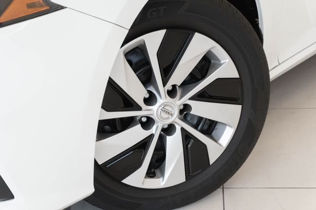 Used 2022 White Nissan 2.5 S image 2