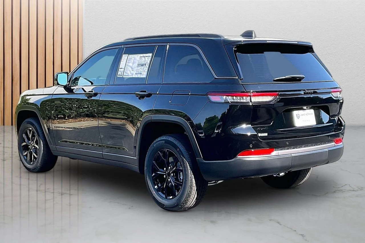 New 2026 Diamond Black Crystal Pearlcoat Jeep Altitude image 6