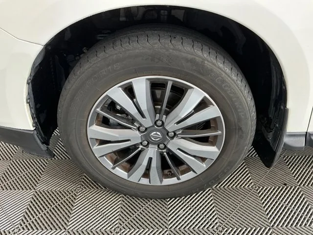 Used 2018 White Nissan S image 9
