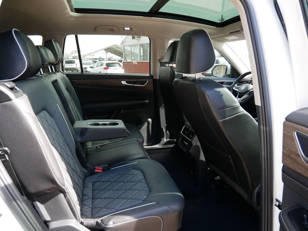 Certified Used 2024  Volkswagen 2.0T SEL Premium R-Line image 9