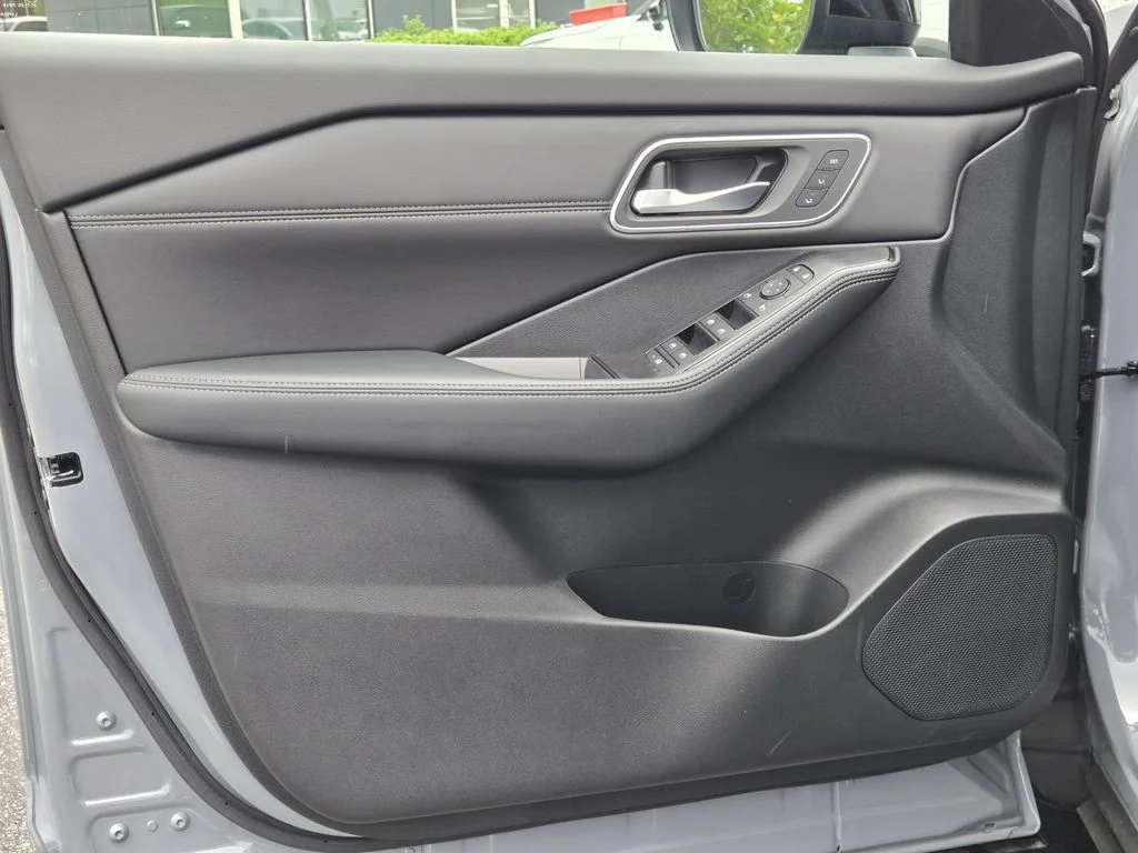 New 2026 Boulder Gray Pearl / Super Black Two-tone Nissan Platinum image 20