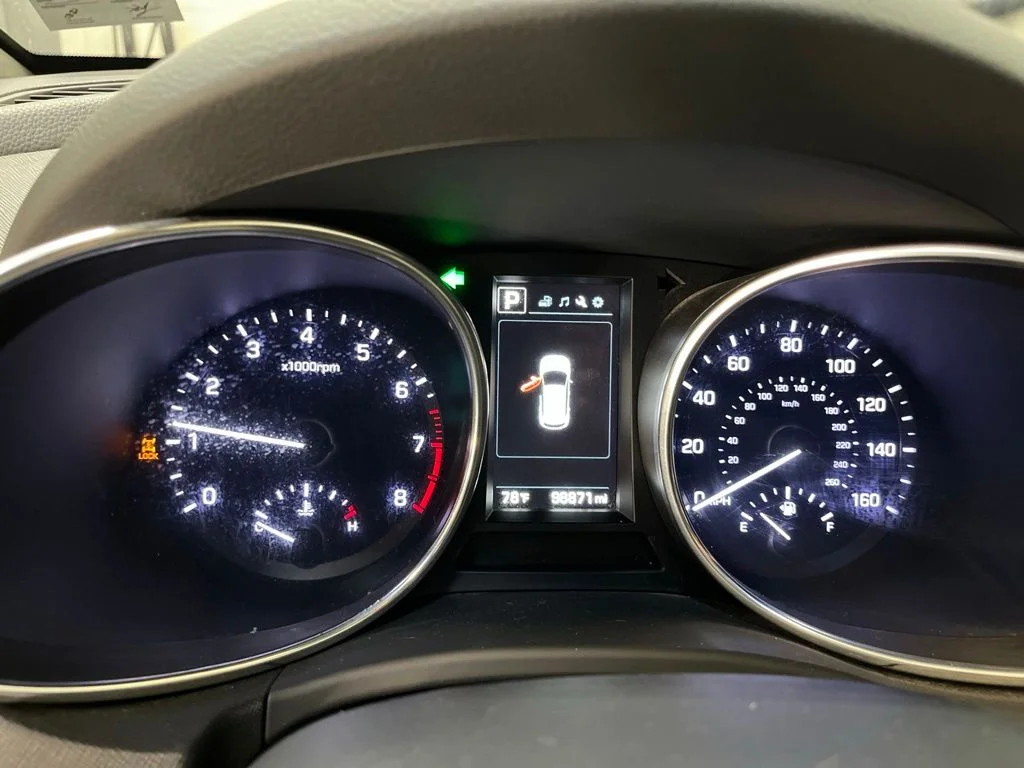Used 2019 White Hyundai SE image 17