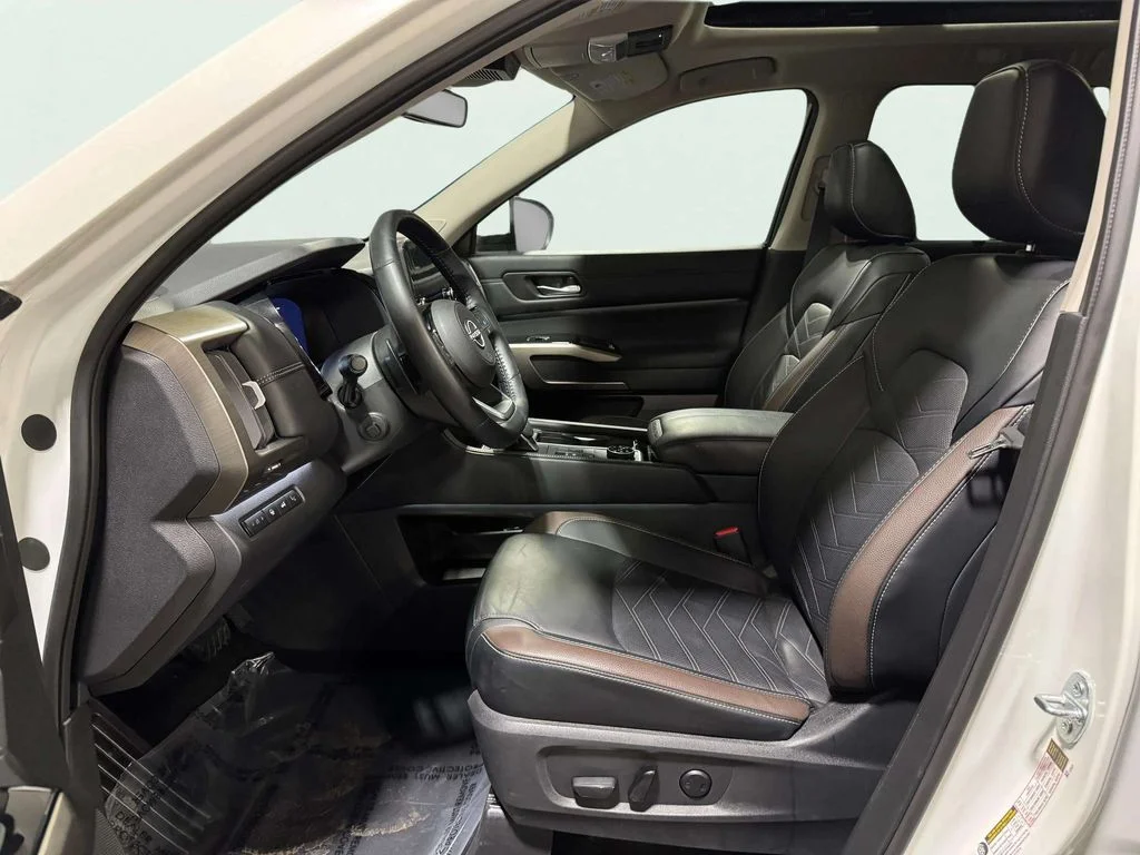 Certified Used 2024 Pearl White Tricoat Nissan Platinum image 23