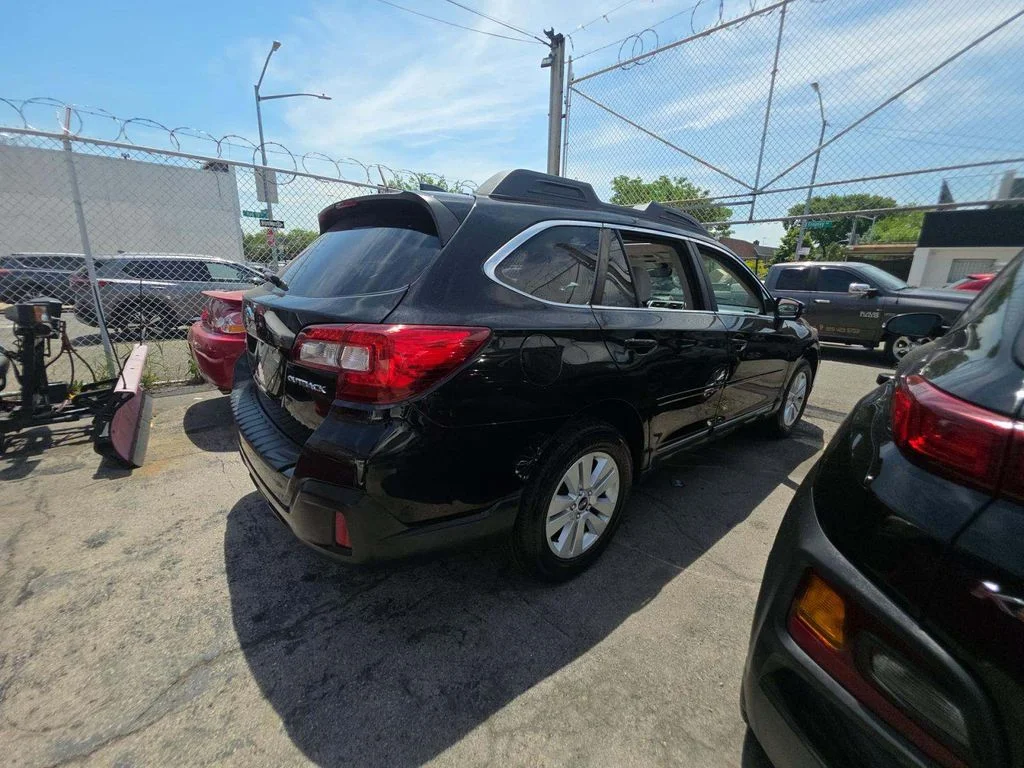 Used 2018 Black Subaru 2.5i Premium image 4