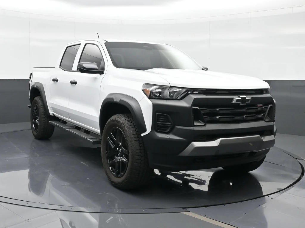 Used 2025 White Chevrolet Trail Boss image 4