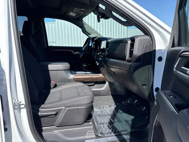 Used 2025 White GMC Elevation image 15