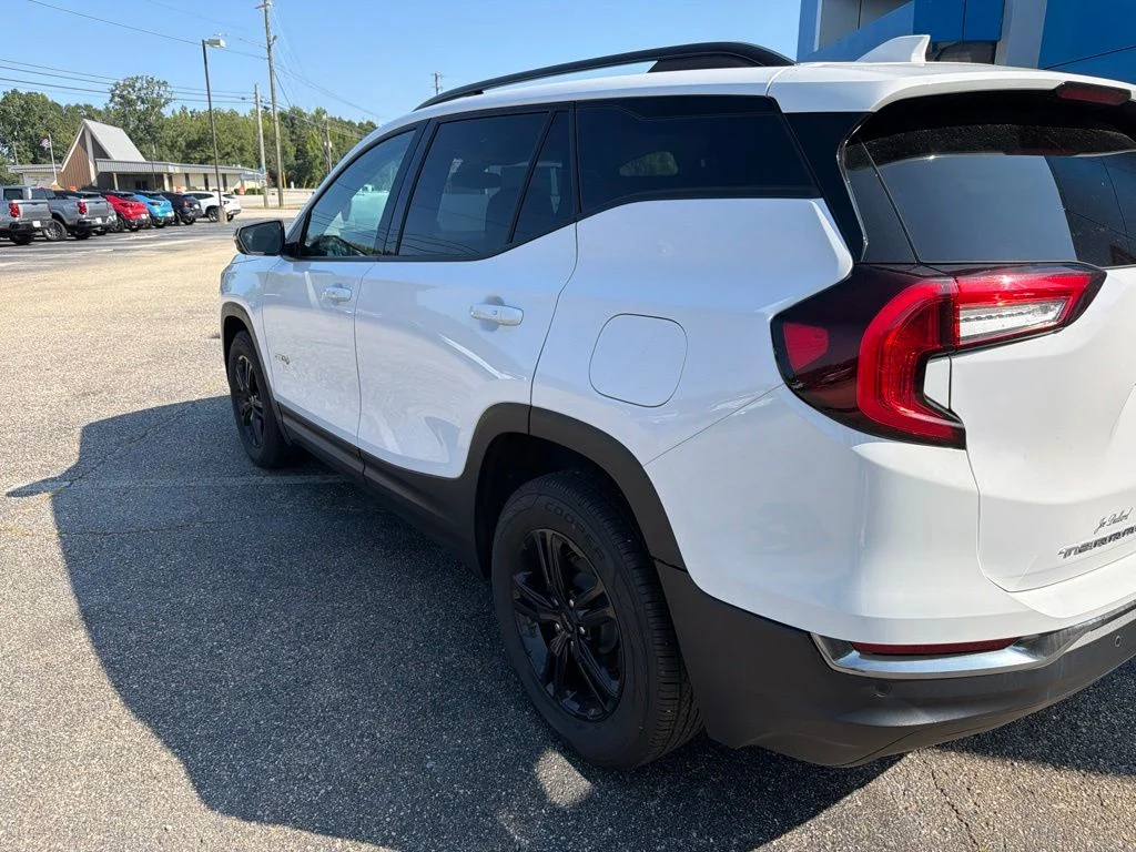 Used 2024 White GMC AT4 image 3