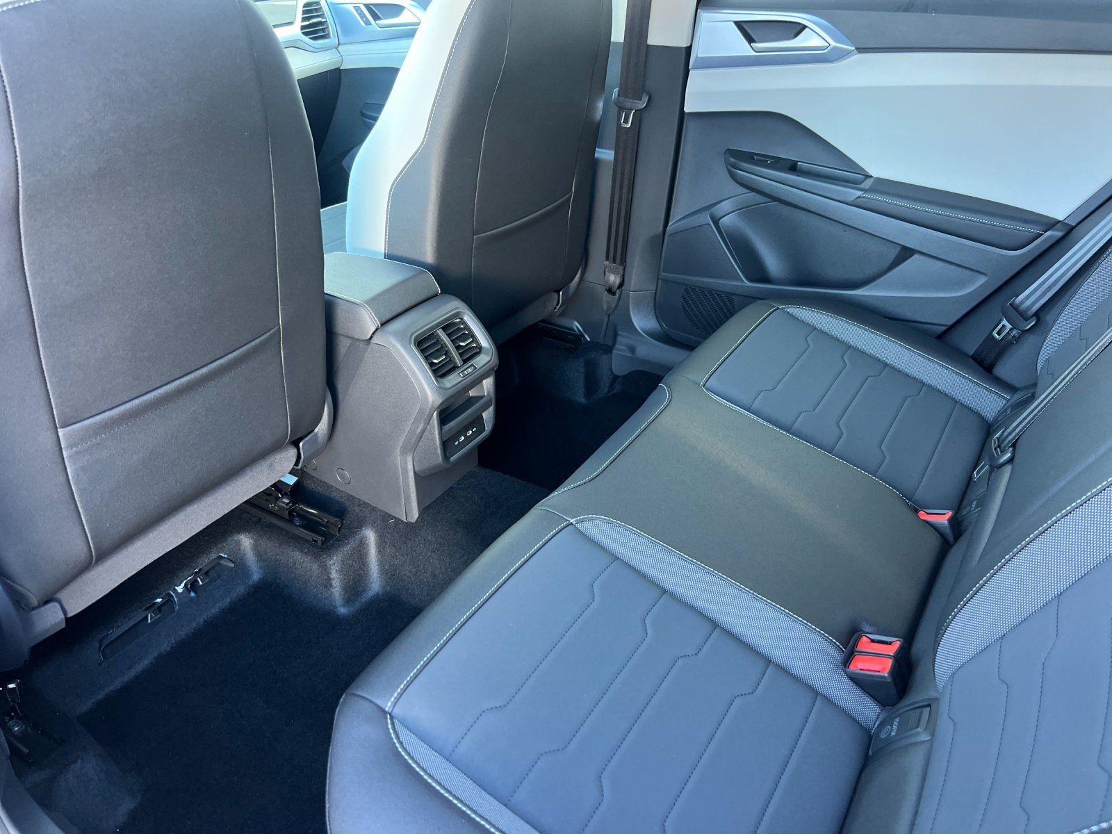 New 2026 Platinum Gray Metallic Volkswagen 1.5T SE image 11