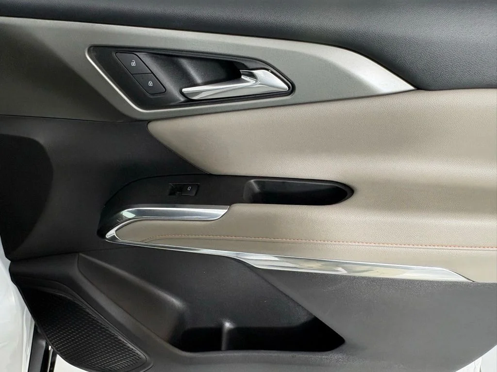 Used 2025 White Chevrolet LT image 11