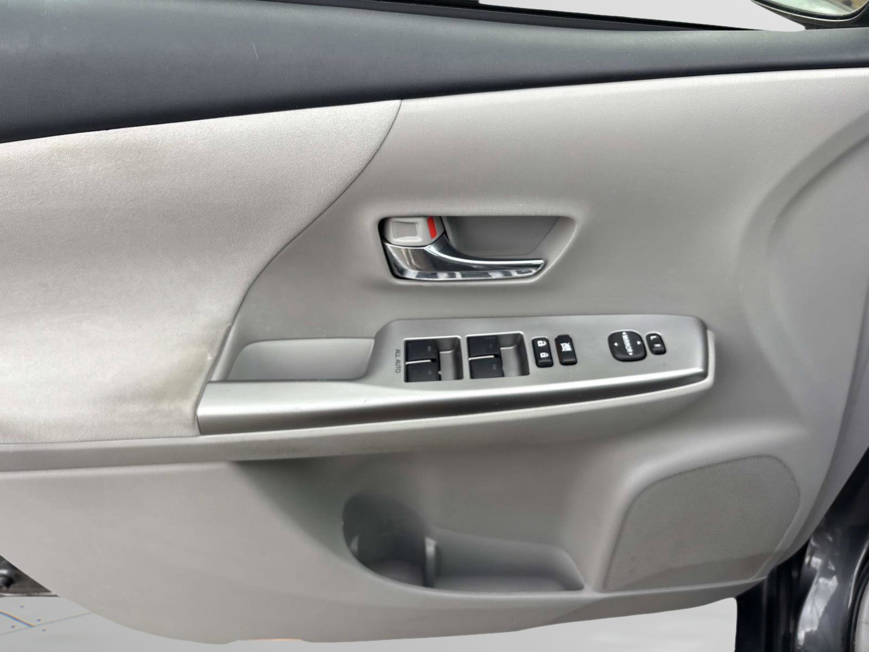 2016 Toyota Prius v Five - Photo 24