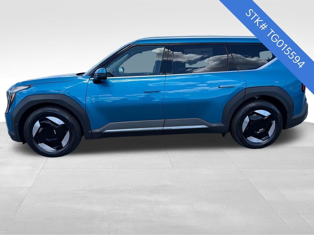 New 2026 Ocean Blue Kia Wind AWD image 4