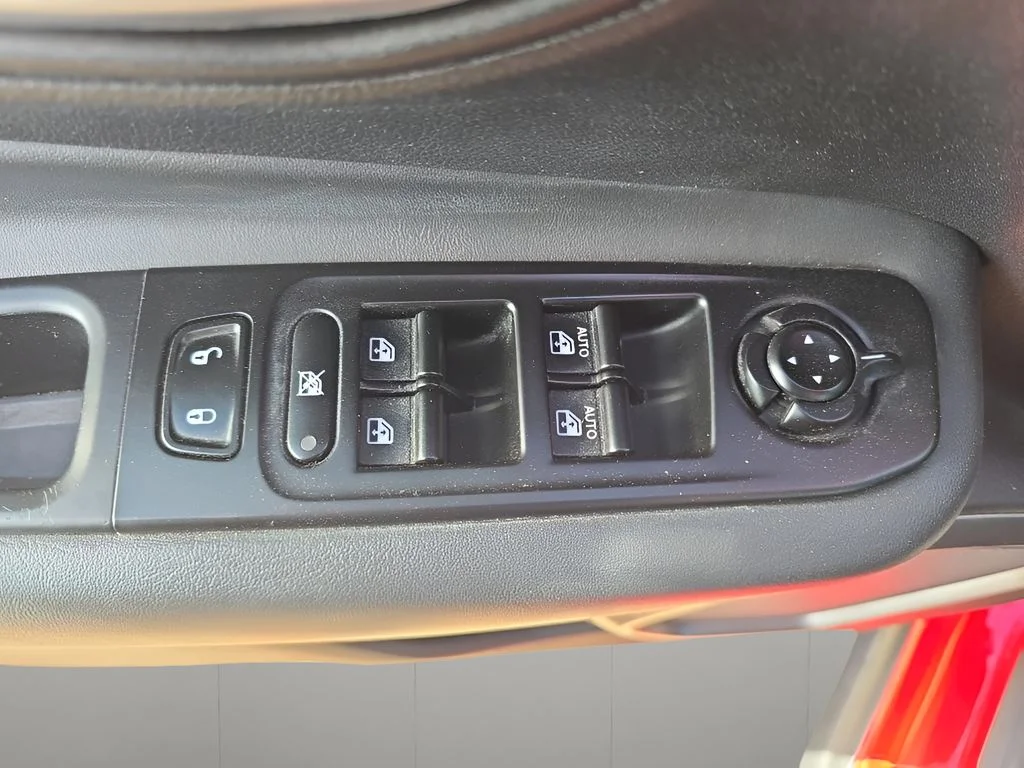 Used 2022  Jeep Latitude image 11