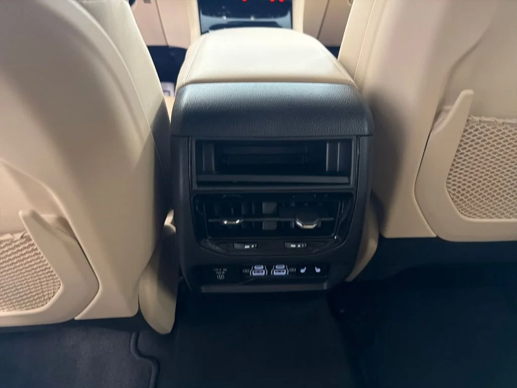 Used 2024  Jeep Limited image 14