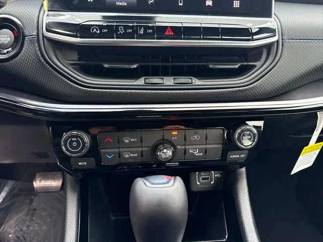 New 2026 Diamond Black Crystal Pearlcoat Jeep Latitude image 21
