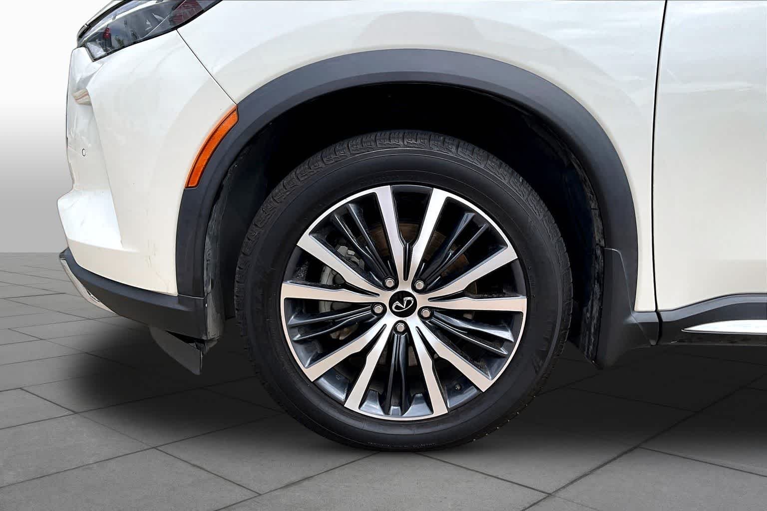 Used 2022 Majestic White/Black Obsidian INFINITI AUTOGRAPH image 11