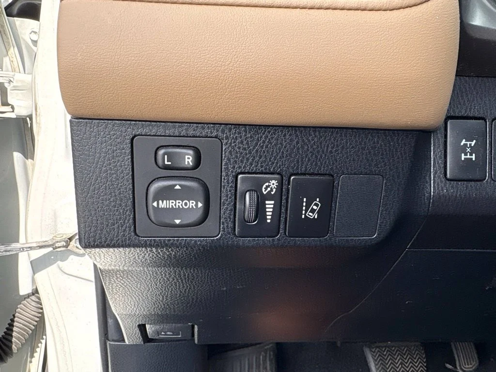Used 2018 White Toyota XLE image 24