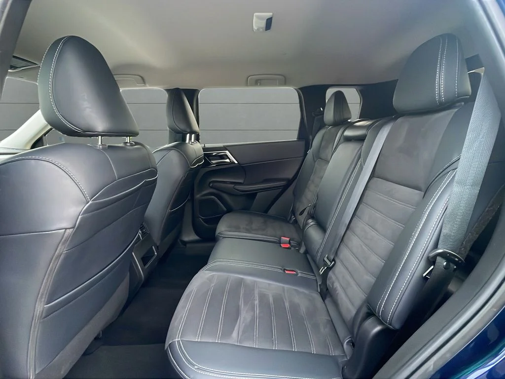 Used 2024 Blue Mitsubishi SE image 17