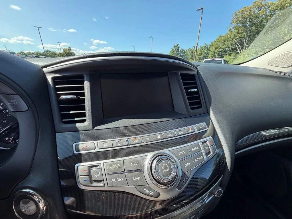Used 2019 White INFINITI LUXE image 23