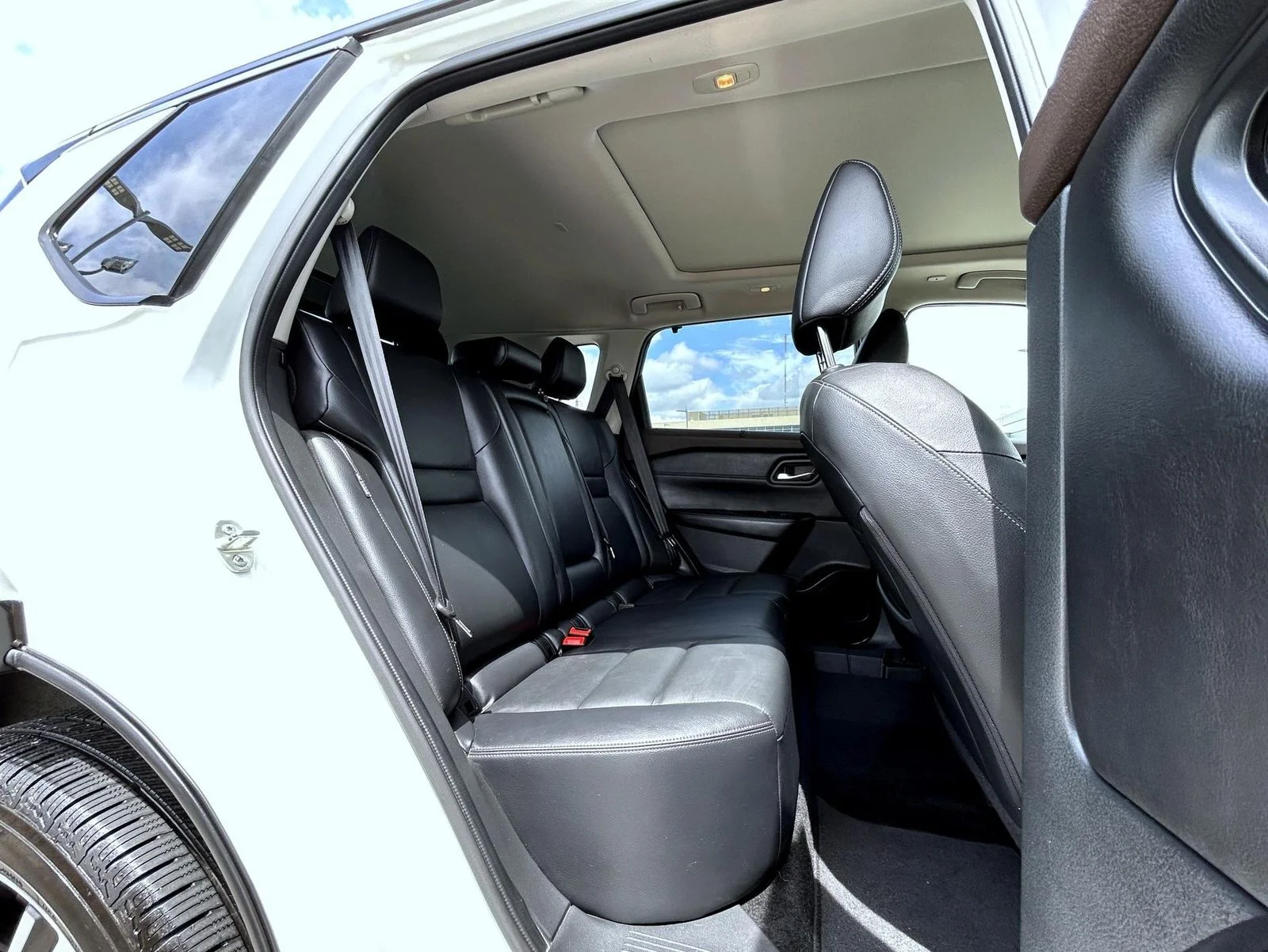 Used 2023 White Nissan SL image 18