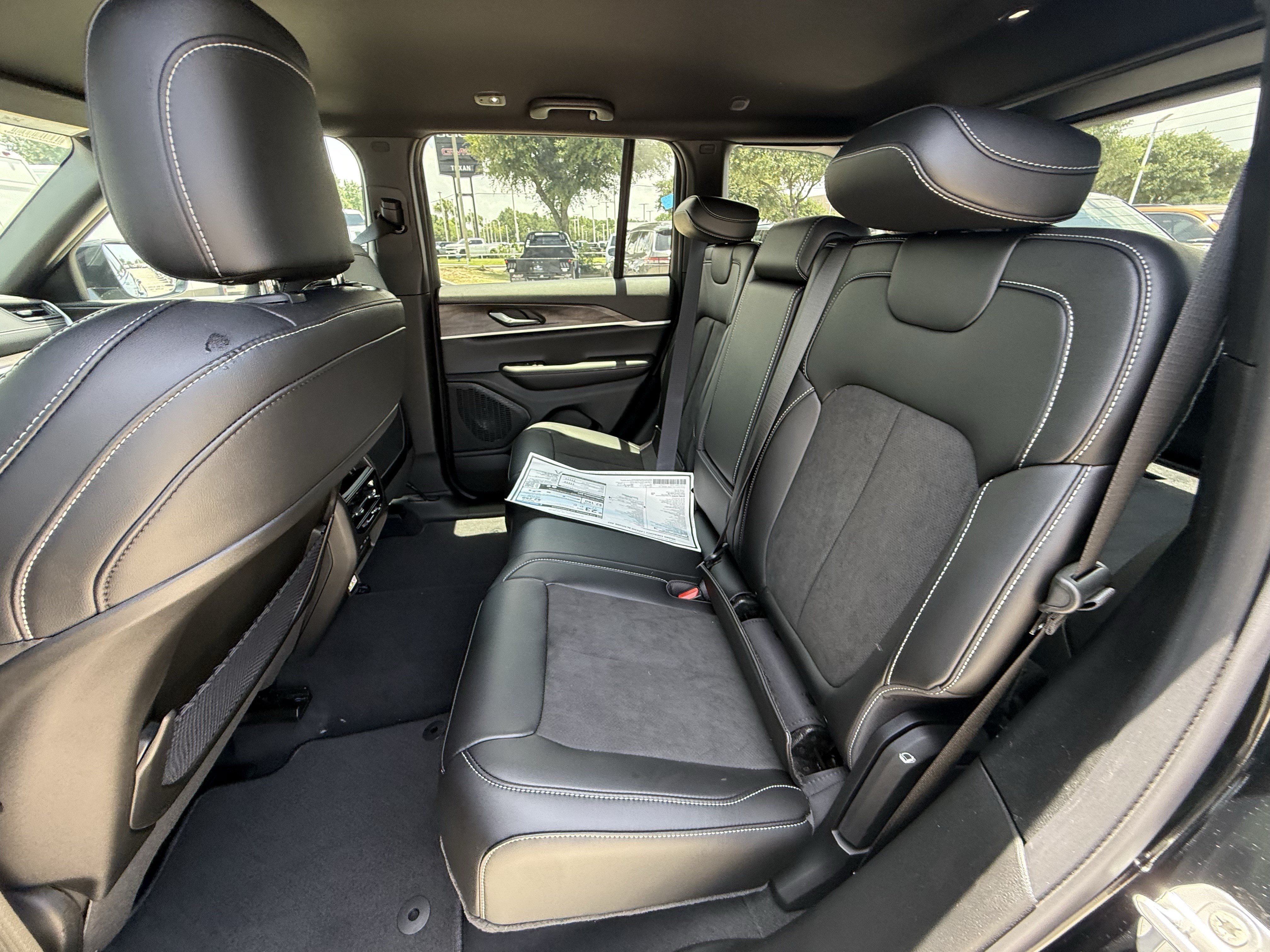 New 2026 Diamond Black Crystal Pearl-Coat Exterior Paint Jeep Laredo Altitude image 15