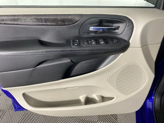Used 2018 Blue Dodge SE image 11