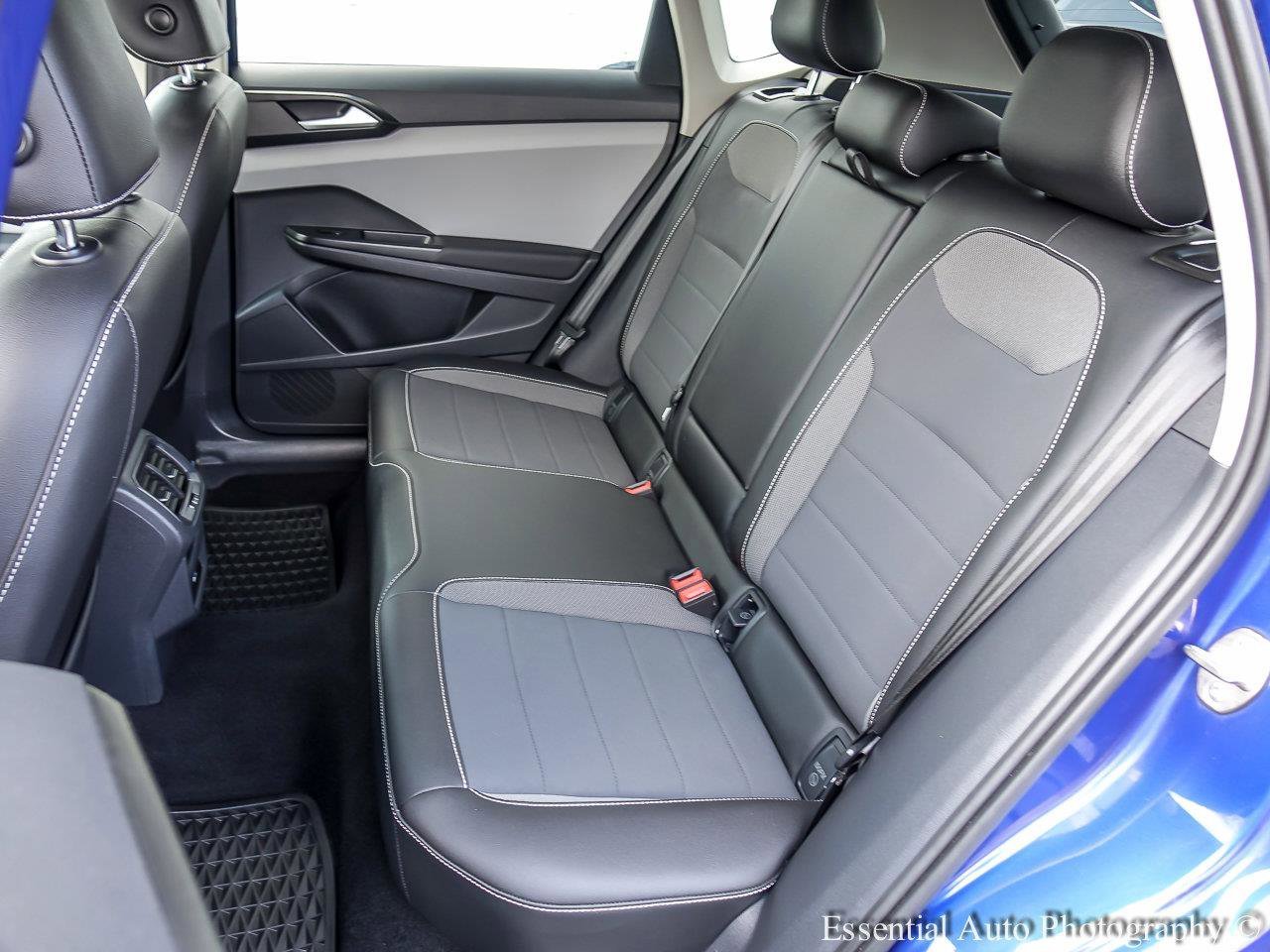 Used 2022 Dusk Blue Metallic Volkswagen SE image 10