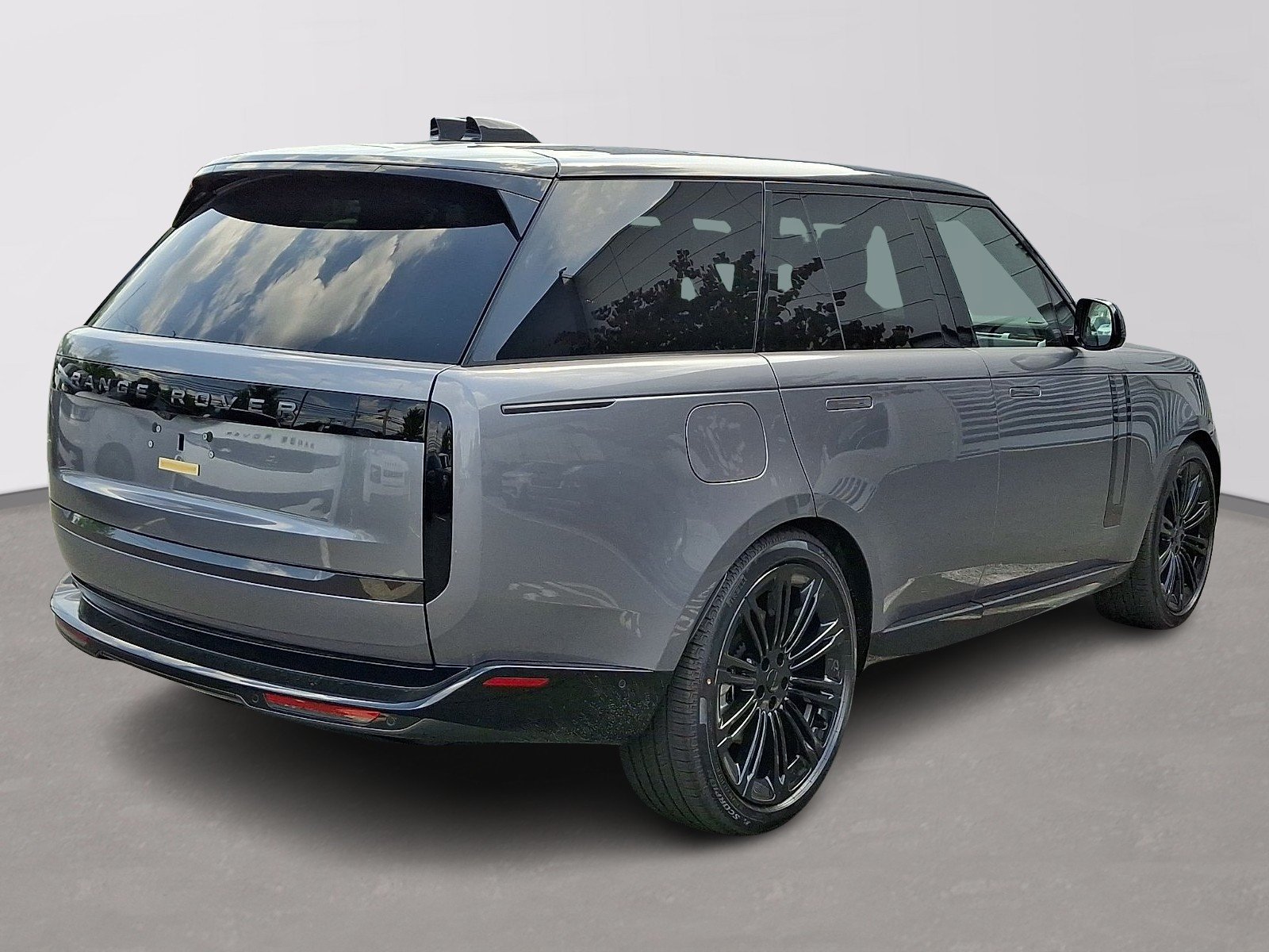 New 2026 Eiger Grey Land Rover SE image 3