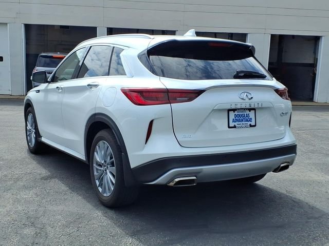 Used 2025 White INFINITI LUXE image 8