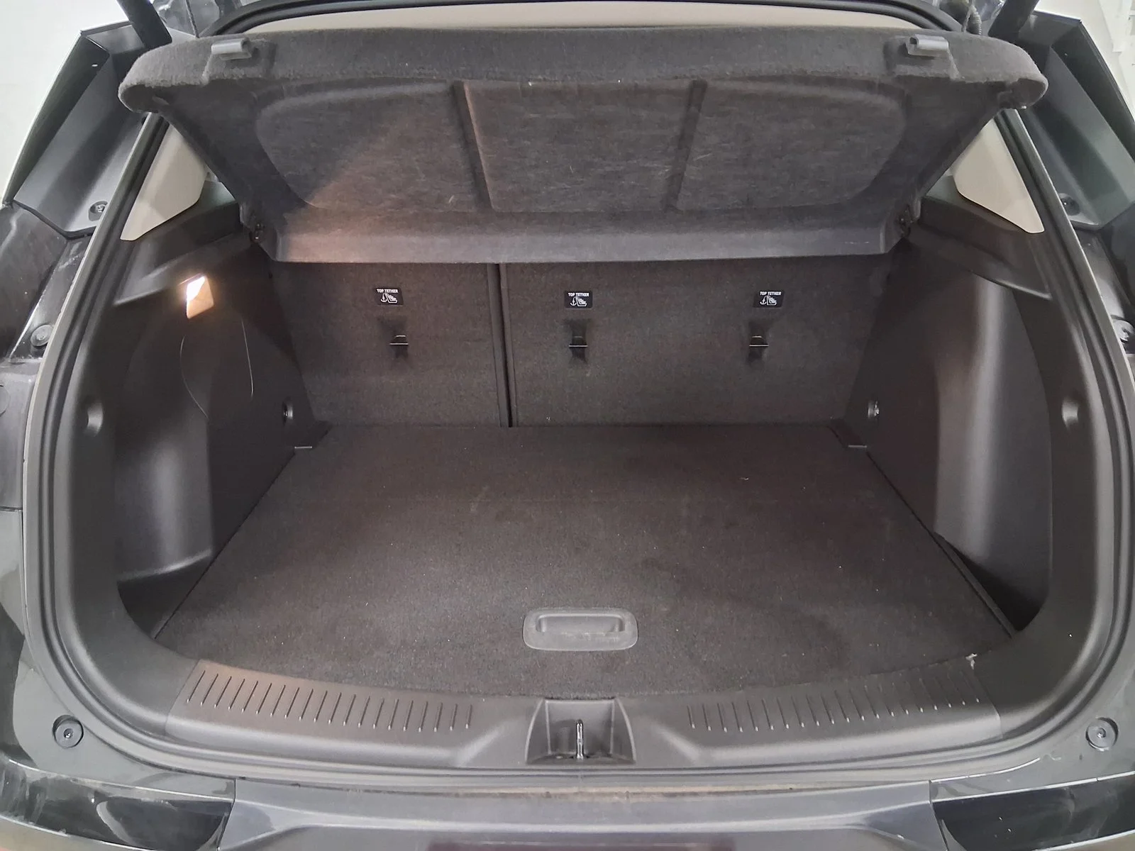 Used 2023 Black Buick Essence image 5