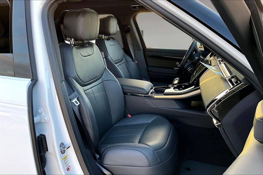 New 2026 FUJI WHITE Land Rover Dynamic SE image 11