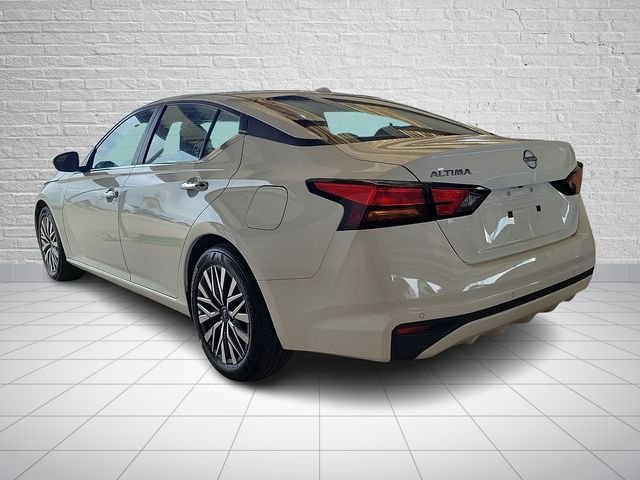 Used 2025 White Nissan 2.5 SV image 2